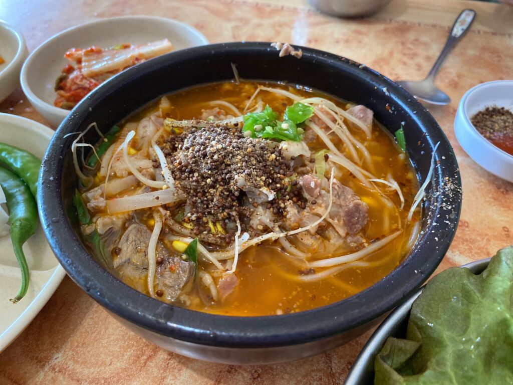 Comida coreana estofado olla caliente Najin Gukbap en Yeosu, Jeollanam-do