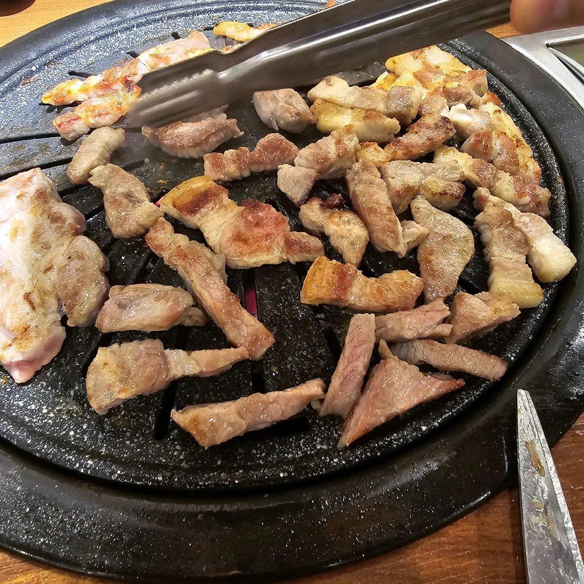 Familia disfrutando de una comida en el restaurante Gogi Sarang de Yeongdeungpo-Yeouido.