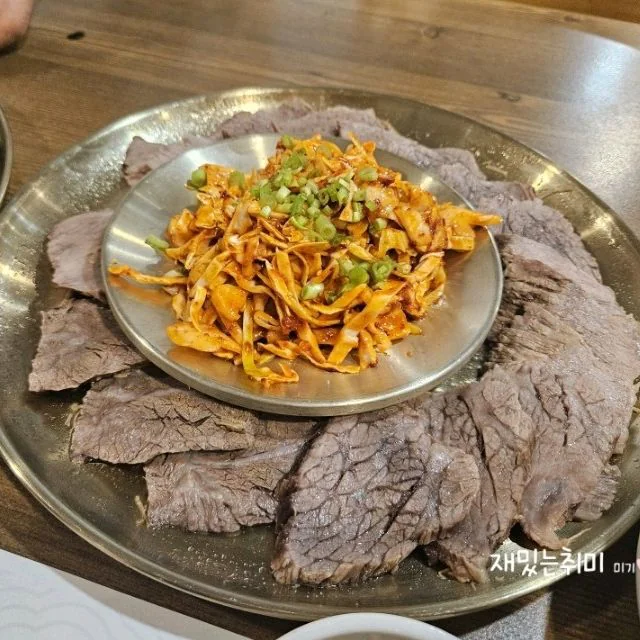 Madre e hija disfrutan de una comida en Ha Sunok Hwanggeum Andong Guksi