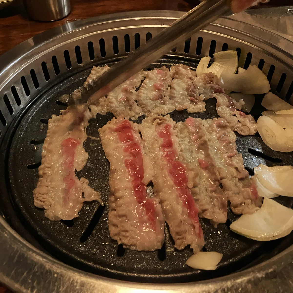 Persona disfrutando de la panceta de ternera australiana en la casa de Seungnam.