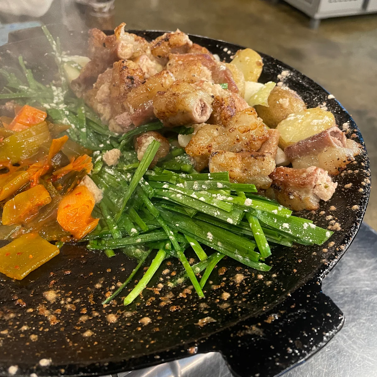 Un plato de deliciosa tortita de judías mungo servida con aceite de sésamo en Wonjo Gobchang