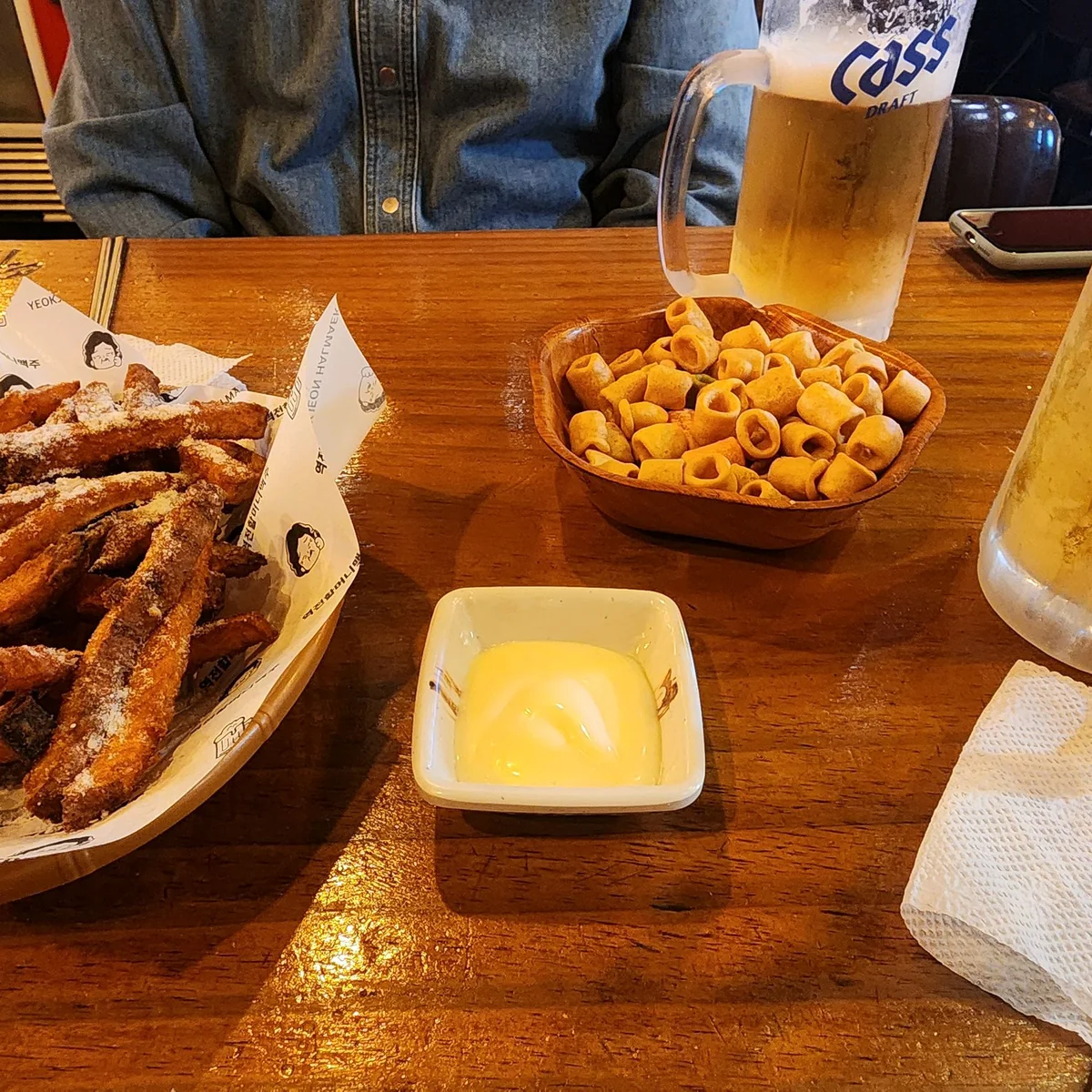 Cliente disfrutando de cerveza y pollo frito en Yeokjeon Beer.