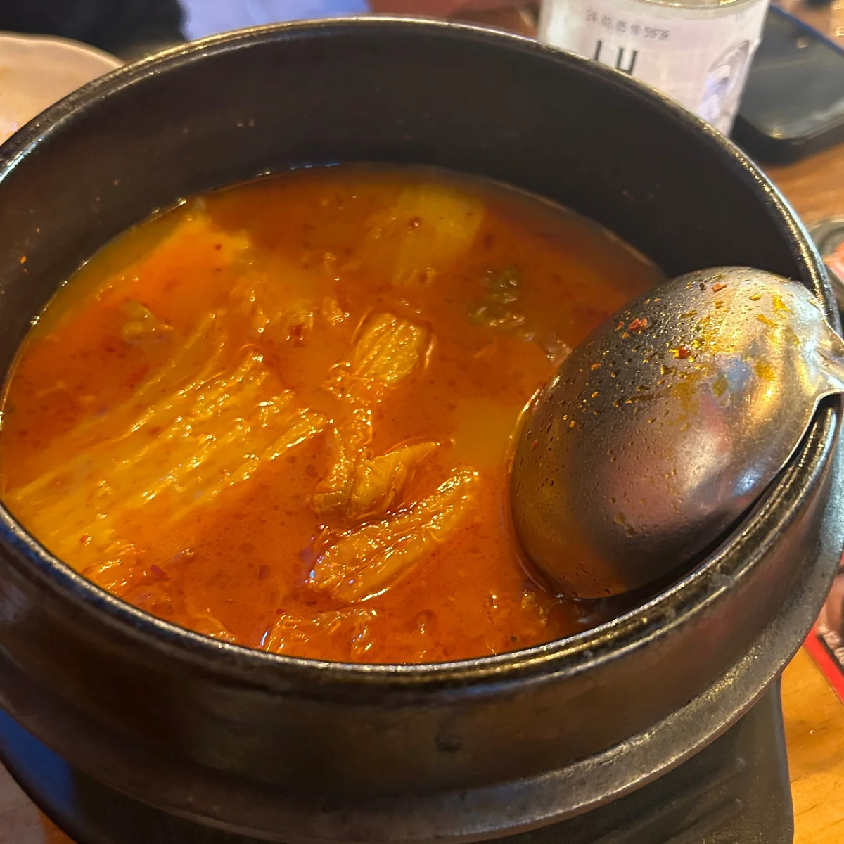 Pollo salteado picante - Un manjar ardiente en Yeokjeon Beer